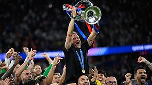 Getragen von seinen Sch&uuml;tzlingen: PSG-Coach Luis Enrique.