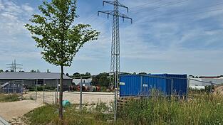 Direkt neben dem Gelände des geplanten Stromspeichers der Bayernwerk Natur GmbH verläuft eine Stromleitung, das heißt, bei einem Lärmschutzwall müssten bestimmte Vorgaben eingehalten werden. Direkt neben dem Gelände des geplanten Stromspeichers der Bayernwerk Natur GmbH verläuft eine Stromleitung, das heißt, bei einem Lärmschutzwall müssten bestimmte Vorgaben eingehalten werden.