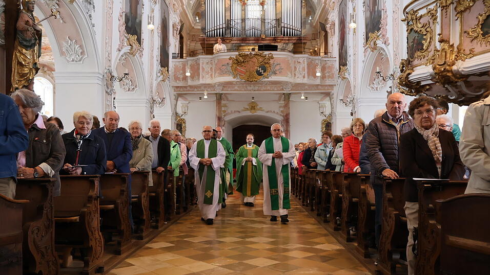 Feierlich zogen die Zelebranten in die Kirche ein. Feierlich zogen die Zelebranten in die Kirche ein.