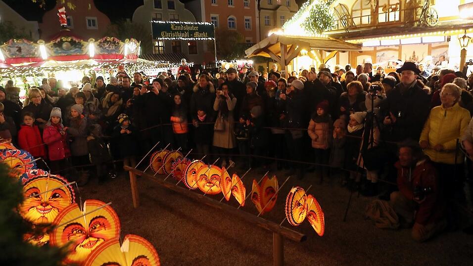 Am Donnerstagabend wurde der 40. Landshuter Christkindlmarkt er&ouml;ffnet.