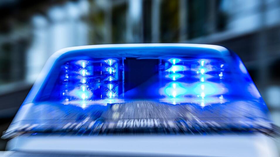 Die Polizei sperrte die Autobahn 3. (Symbolbild)