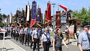 Vom Fahnenblock angef&uuml;hrt, erfolgte der R&uuml;ckmarsch ins Festzelt.