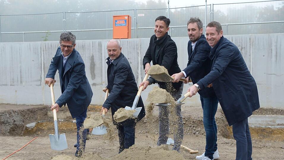 Josef Rädlinger (Inhaber Bauunternehmen, von links), Hans Rothammer (Präsident SSV Jahn), Christian Keller (Geschäftsführer SSV Jahn), Matthias Altmann (Altmann Ingenieure) und Rüdiger Altmann (Geschäftsführer Rädlinger) beim Spatenstich für das neue Funktionsgebäude des SSV Jahn.