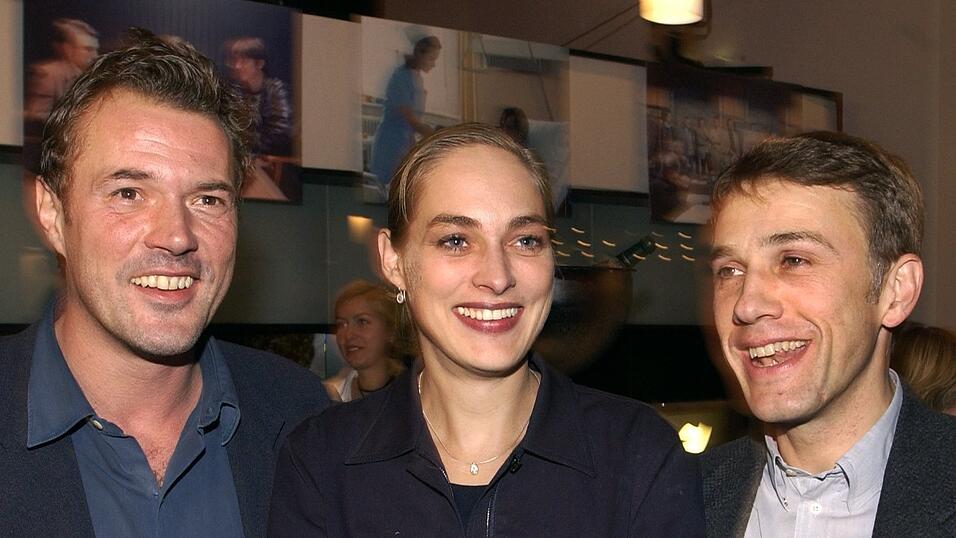 Lachend zeigen sich die Schauspieler Sebastian Koch, Sophie von Kessel und Christoph Waltz (v.l) am 8.11.2001 in Berlin zur Gala-Premiere des SAT.1-Zweiteilers 'Der Tanz mit dem Teufel', in dem sie die Hauptrollen spielen. Der Film des Regisseurs Peter Keglevic hat den spektakul&auml;ren Entf&uuml;hrungsfall des Industriellen-Sohnes Richard Oetker zum Inhalt. Als Entf&uuml;hrer &uuml;berzeugte Christoph Waltz. Diese Rolle zementierte seinen Ruf als exzellenten Darsteller von Schurken.