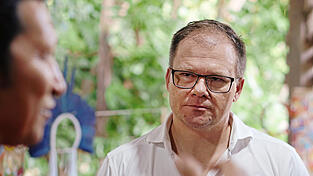 Umweltminister Carsten Schneider lässt sich in Belém die Gewinnung von Kautschuk und die Ernte von Acai-Beeren zeigen. Umweltminister Carsten Schneider lässt sich in Belém die Gewinnung von Kautschuk und die Ernte von Acai-Beeren zeigen.