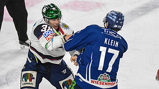 Der Faustkampf zwischen Adrian Klein und Yannick Veilleux im Spiel am Dienstagabend unterstreicht die H&auml;rte und Entschlossenheit der Tigers im ersten Spiel gegen den amtierenden Deutschen Meister.