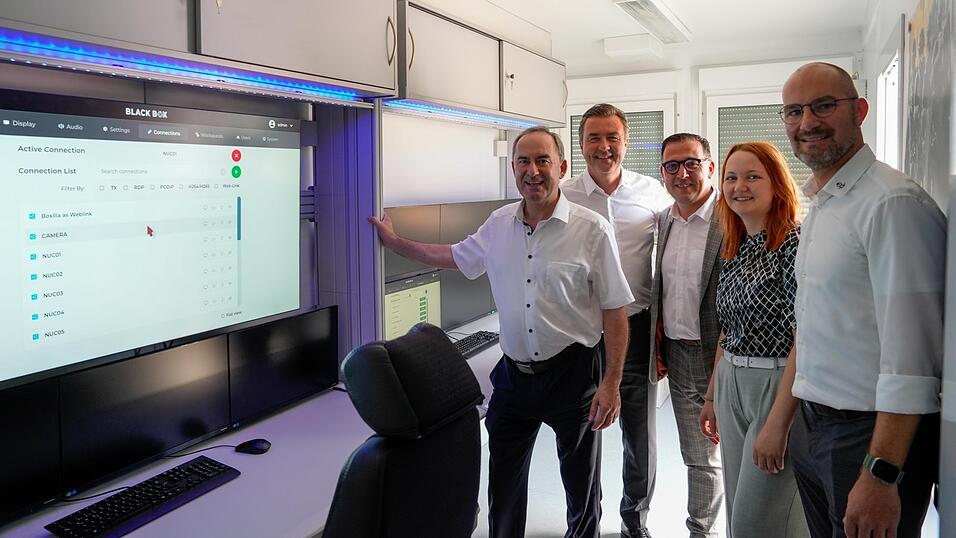 Hubert Aiwanger (v. l.) besichtigte mit Kn&uuml;rr-Gesch&auml;ftsf&uuml;hrer Dirk Schulze, B&uuml;rgermeister Christoph Brunner, stellvertretender Landr&auml;tin Larissa Hausberger und CTO Bernhard Geier einen Kontrollraumcontainer.