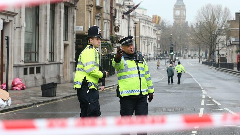Polizisten am 23.3.2017 in London: Beim Terroranschlag auf der Westminster-Brücke und am Parlament im Herzen Londons hat ein Angreifer am Mittwoch mindestens fünf Menschen getötet und rund 40 teils schwer verletzt. Polizisten am 23.3.2017 in London: Beim Terroranschlag auf der Westminster-Brücke und am Parlament im Herzen Londons hat ein Angreifer am Mittwoch mindestens fünf Menschen getötet und rund 40 teils schwer verletzt.