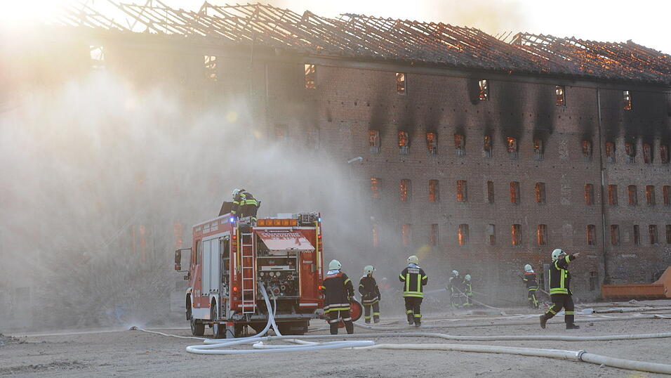 Großbrand einer ehemaliegen Ziegelei in Straubing. (Foto: Ulli Scharrer) Großbrand einer ehemaliegen Ziegelei in Straubing. (Foto: Ulli Scharrer)