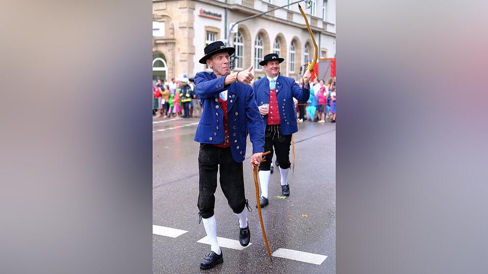 Zahlreiche Musik- und Trachtengruppen zogen nach dreij&auml;hriger Pause am Freitagabend zum Festplatz Am Hagen.