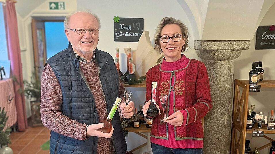 Marion Falterer und Peter Kriegl von der Essigbrauerei Kriegl kennen sich aus mit Essig und dessen Aufbereitungen. Sowohl zur Verdauung als auch für das Immunsystem gönnen sie sich gerne mal ein Gläschen davon. Marion Falterer und Peter Kriegl von der Essigbrauerei Kriegl kennen sich aus mit Essig und dessen Aufbereitungen. Sowohl zur Verdauung als auch für das Immunsystem gönnen sie sich gerne mal ein Gläschen davon.