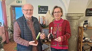 Marion Falterer und Peter Kriegl von der Essigbrauerei Kriegl kennen sich aus mit Essig und dessen Aufbereitungen. Sowohl zur Verdauung als auch für das Immunsystem gönnen sie sich gerne mal ein Gläschen davon. Marion Falterer und Peter Kriegl von der Essigbrauerei Kriegl kennen sich aus mit Essig und dessen Aufbereitungen. Sowohl zur Verdauung als auch für das Immunsystem gönnen sie sich gerne mal ein Gläschen davon.