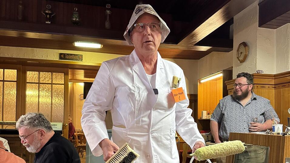 Fastenprediger Edwin Schedlbauer schl&uuml;pfte in die Rolle des Malers und derbleckte am Freitagabend Politiker und viele andere.