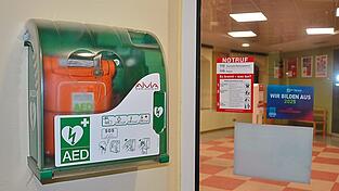 Elf sogenannte Automatisierte Externe Defibrillatoren (AEDs) sind im Markt und seinen Ortsteilen installiert. Die Kommune übernimmt in Zukunft die Beschaffung von Ersatzteilen für diese Lebensretter im öffentlichen Raum, sollte der dazu eingerichtete Spendentopf leer sein. Elf sogenannte Automatisierte Externe Defibrillatoren (AEDs) sind im Markt und seinen Ortsteilen installiert. Die Kommune übernimmt in Zukunft die Beschaffung von Ersatzteilen für diese Lebensretter im öffentlichen Raum, sollte der dazu eingerichtete Spendentopf leer sein.