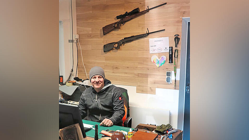 Jakob Röder in seinem kleinen Waffenladen neben den Schießständen.