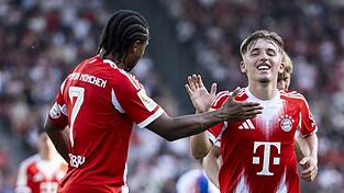 Lennart Karl (r) jubelt nach seinem wunderbaren Treffer aus der Distanz. Serge Gnabry (l) gratuliert dem Youngster.