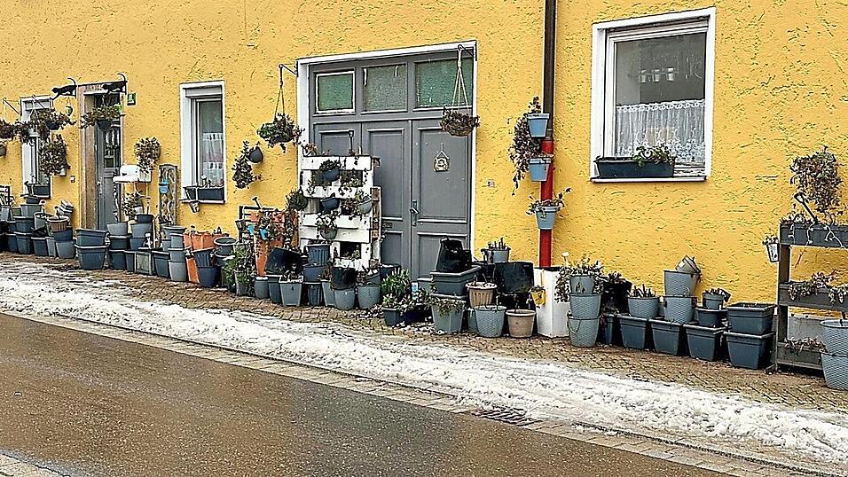 Ein Teil der Pflanzkübel wurde bereits geleert. Die Stadt will nun, dass der Gehsteig frei bleibt.