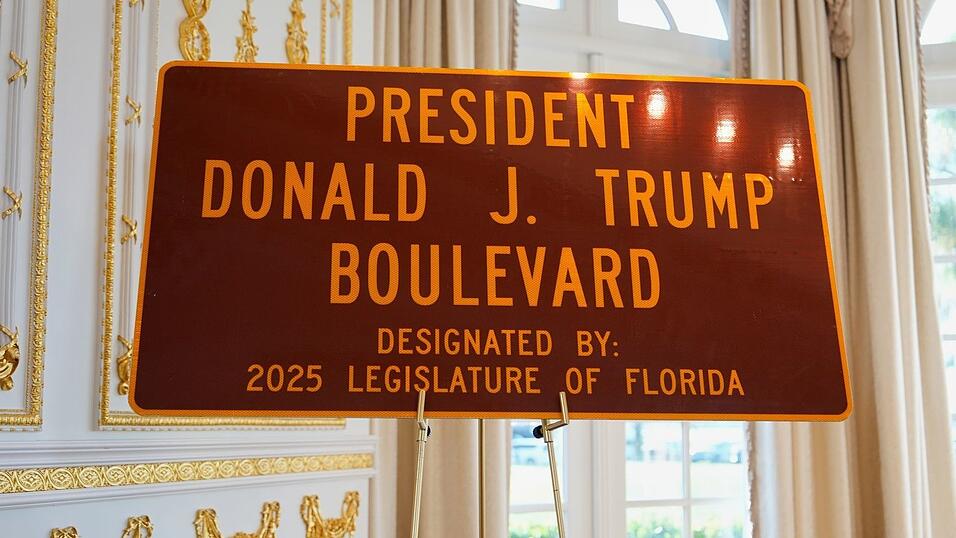 &laquo;President Donald J. Trump Boulevard&raquo; - die Stra&szlig;e, die zu Trumps Privatclub f&uuml;hrt, tr&auml;gt jetzt seinen Namen.