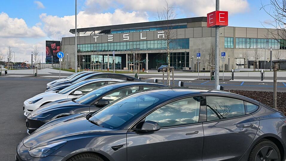 Nach einem Brandanschlag auf einen Hochspannungsmast steht im März 2024 die Produktion in der Tesla-Autofabrik in Grünheide zeitweise still. Nach einem Brandanschlag auf einen Hochspannungsmast steht im März 2024 die Produktion in der Tesla-Autofabrik in Grünheide zeitweise still.