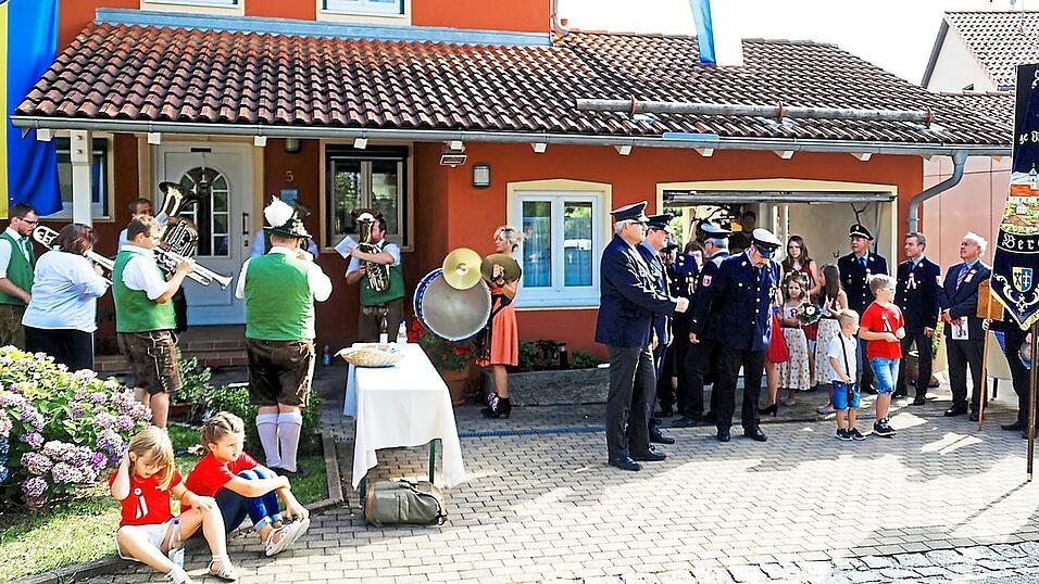 Kleiner Umtrunk bei der Fahnenmutter Maria Karmann.