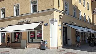 'Alles muss raus' steht auf einem Fenster der Hallhuber-Filiale in der Altstadt. 'Alles muss raus' steht auf einem Fenster der Hallhuber-Filiale in der Altstadt.