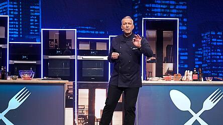 Alexander Herrmann während einer Bühnen-Kochshow: Er sagt, das Fernsehen habe seinen Familienbetrieb gerettet. Alexander Herrmann während einer Bühnen-Kochshow: Er sagt, das Fernsehen habe seinen Familienbetrieb gerettet.