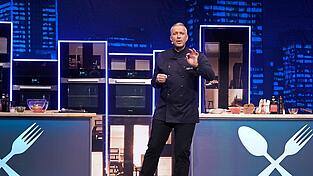 Alexander Herrmann w&auml;hrend einer B&uuml;hnen-Kochshow: Er sagt, das Fernsehen habe seinen Familienbetrieb gerettet.