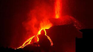 Lava fließt aus dem Vulkan Cumbre Vieja. Der Lavafluss aus dem Vulkan auf der Kanareninsel La Palma hat bis Samstag insgesamt 1.817 Gebäude zerstört.
