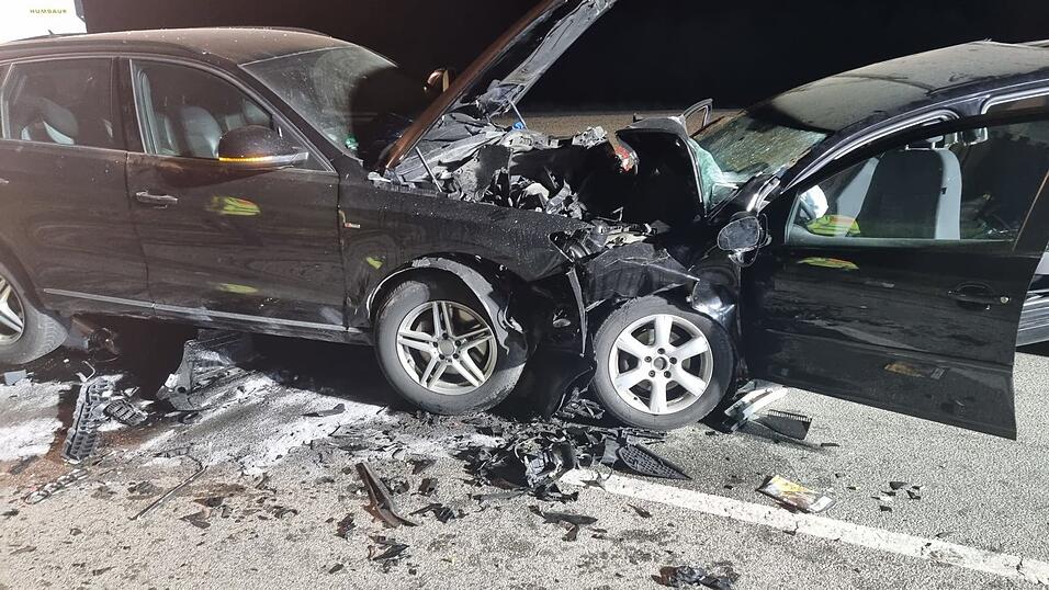 Frontal sind in der Nacht zum 3. Juni 2023 zwei Autos zusammengesto&szlig;en. Zwei junge Menschen starben. Die juristische Aufarbeitung steht noch aus.