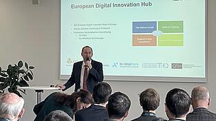 Hubert Aiwanger sprach sich für die Zusammenführung von Theorie und Praxis bei der Digitalisierung aus.