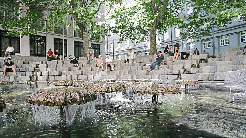 Auch er wurde im Zuge der Fußgängerzone geschaffen: der Wasserpilzbrunnen oder Wasserglockenbrunnen am Frauenplatz, direkt vor der Frauenkirche.