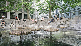 Auch er wurde im Zuge der Fußgängerzone geschaffen: der Wasserpilzbrunnen oder Wasserglockenbrunnen am Frauenplatz, direkt vor der Frauenkirche.