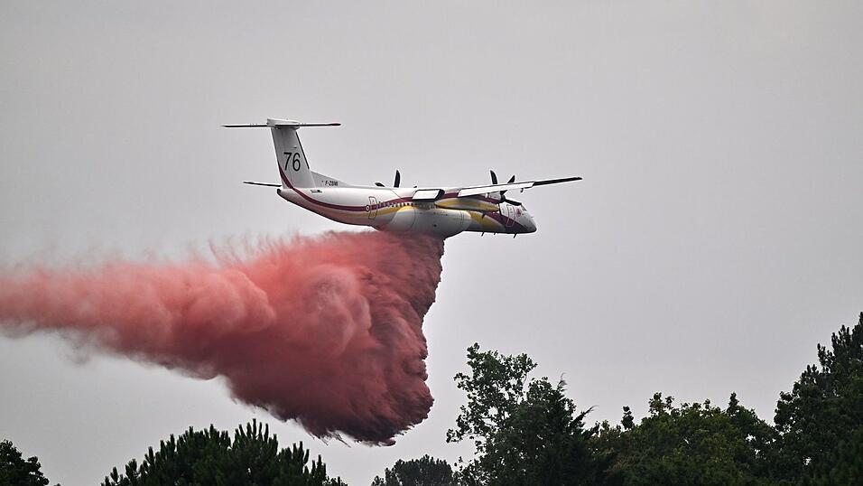 Zahlreiche L&ouml;schflugzeuge sind bei der Bek&auml;mfung der Br&auml;nde im Einsatz.