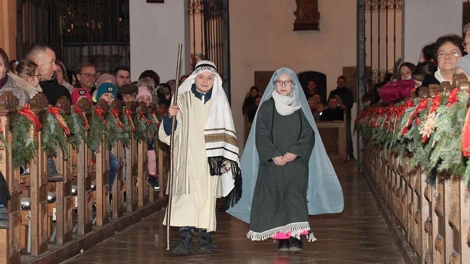 Josef und Maria auf Herbergssuche. 