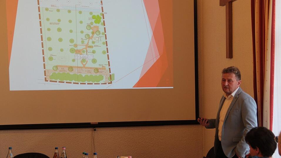 Bürgermeister Josef Beham stellte im Marktgemeinderat von Eichendorf die geplanten Außenanlagen des Naturkindergartens vor.
