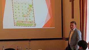 Bürgermeister Josef Beham stellte im Marktgemeinderat von Eichendorf die geplanten Außenanlagen des Naturkindergartens vor.