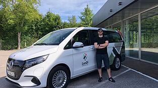 Buchen l&auml;sst sich der &bdquo;LanDi&ldquo; per App oder Telefon. Kostenlos ist der &bdquo;LanDi&ldquo; aber nicht - mit einem Deutschlandticket muss jedoch nur die Service-Geb&uuml;hr von einem Euro pro Fahrt bezahlt werden. Der Preis f&uuml;r andere Fahrg&auml;ste berechnet sich zudem &uuml;ber eine Pauschale von 2,50 Euro, pro weitere drei Kilometer kommt dann ein Euro hinzu.