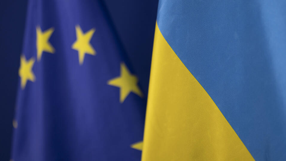 Im Juni 2022, vier Monate nach der russischen Invasion, hatte die EU die Ukraine offiziell zum EU-Beitrittskandidaten erkl&auml;rt.