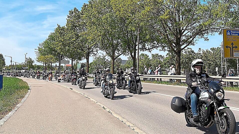 Die Motorradfahrer starten zum Korso durch die Innenstadt.