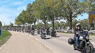 Die Motorradfahrer starten zum Korso durch die Innenstadt.