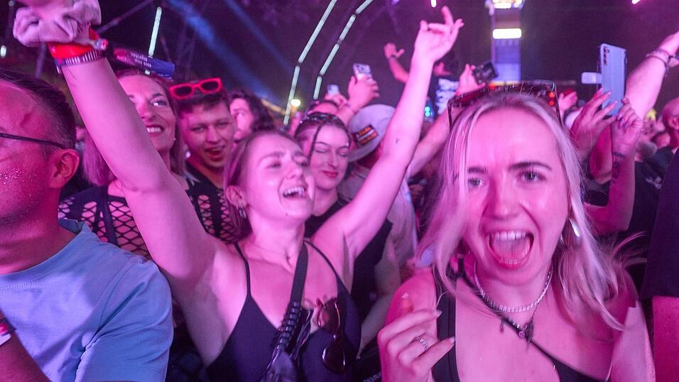 Zehntausende Raver feiern beim Nature One Festival. Zehntausende Raver feiern beim Nature One Festival.