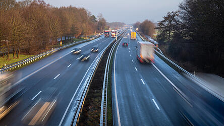 Auf der Autobahn fuhr der Angeklagte hinter einer Polizistin - die informierte ihre Kollegen. (Symbolbild)