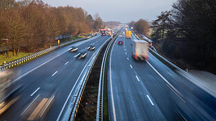 Auf der Autobahn fuhr der Angeklagte hinter einer Polizistin - die informierte ihre Kollegen. (Symbolbild) Auf der Autobahn fuhr der Angeklagte hinter einer Polizistin - die informierte ihre Kollegen. (Symbolbild)