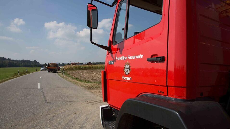 Ein Sanka fuhr am Samstag auf einen Notarztwagen auf, nachdem dieser stark bremste. Vier Rettungskräfte wurden leicht verletzt. Ein Sanka fuhr am Samstag auf einen Notarztwagen auf, nachdem dieser stark bremste. Vier Rettungskräfte wurden leicht verletzt.