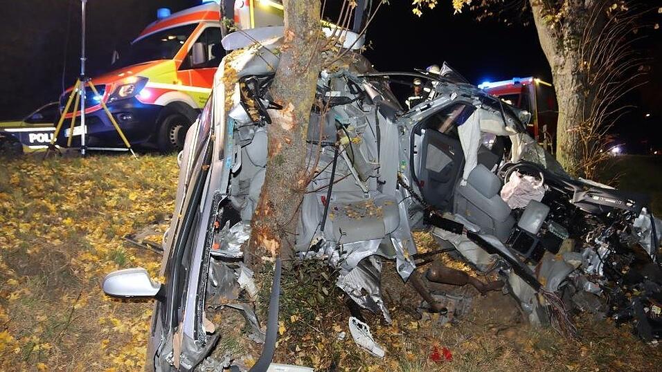 Bei einem Unfall auf der B8 bei Stephansposching wurde das Auto zerfetzt. Der Autofahrer erlitt leichte Verletzungen.
