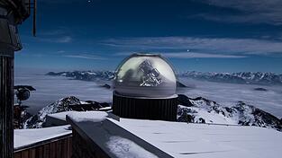 Das kleine 43-Zentimeter-Teleskop auf dem Wendelstein, aufgenommen bei Nacht mit rotierender Kuppel. Das kleine 43-Zentimeter-Teleskop auf dem Wendelstein, aufgenommen bei Nacht mit rotierender Kuppel.