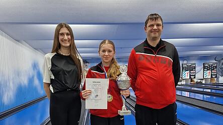 Bezirksmeisterin Julia Kantsperger (Mitte) mit ihrem Trainerteam.