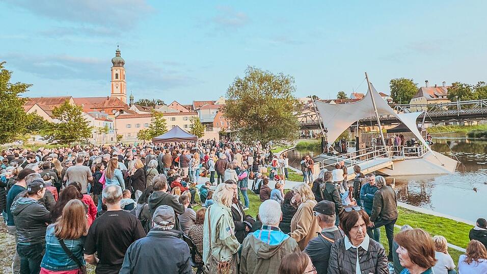 Das Highlight der Saison für Bürgermeisterin Alexandra Riedl und Hunderte Musikfans: Trotz oder gerade wegen der kurzfristigen Verschiebung auf den Folgetag kamen zahlreiche Zuhörer zum Konzert der Lokalmataroden von Lynyrd’s Frynds am Pfingstmontag zur Flussbühne. Das Highlight der Saison für Bürgermeisterin Alexandra Riedl und Hunderte Musikfans: Trotz oder gerade wegen der kurzfristigen Verschiebung auf den Folgetag kamen zahlreiche Zuhörer zum Konzert der Lokalmataroden von Lynyrd’s Frynds am Pfingstmontag zur Flussbühne.