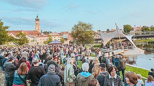 Das Highlight der Saison für Bürgermeisterin Alexandra Riedl und Hunderte Musikfans: Trotz oder gerade wegen der kurzfristigen Verschiebung auf den Folgetag kamen zahlreiche Zuhörer zum Konzert der Lokalmataroden von Lynyrd’s Frynds am Pfingstmontag zur Flussbühne.