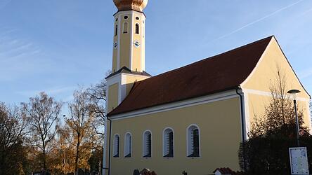 Sauber und in frischen Farben thront die Filialkirche über der Ortschaft.